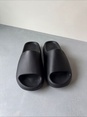 NWT YZY YS-01 BLACK SLIDES SZ 8